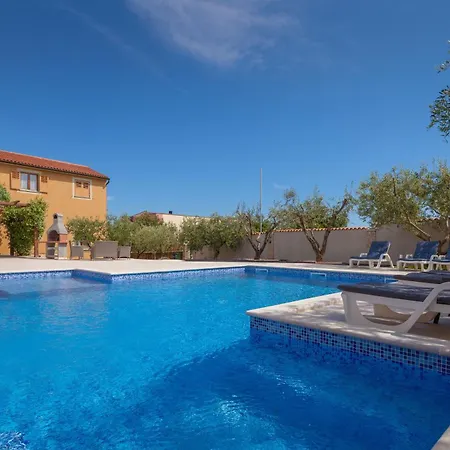 Mirjana Mit Eingezaeuntem Garten Holiday home