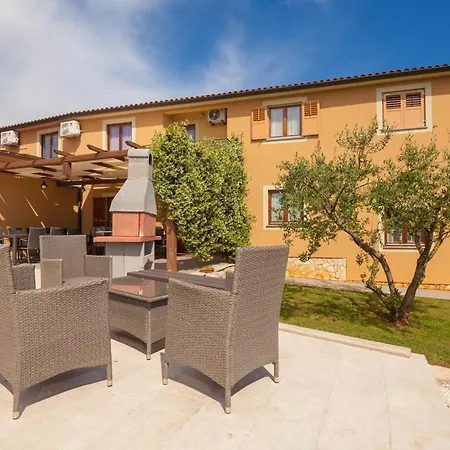Mirjana Mit Eingezaeuntem Garten Holiday home