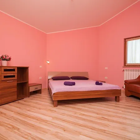 Mirjana Mit Eingezaeuntem Garten Holiday home
