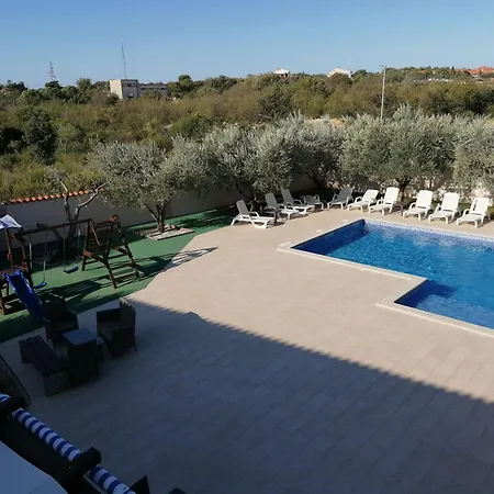 Mirjana Mit Eingezaeuntem Garten Holiday home