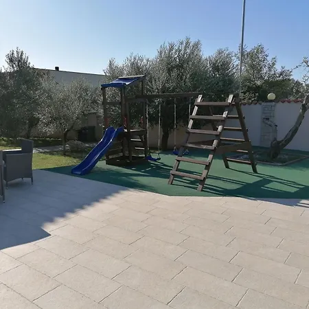 Mirjana Mit Eingezaeuntem Garten *