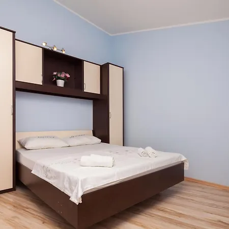 Mirjana Mit Eingezaeuntem Garten بيت للعطل *