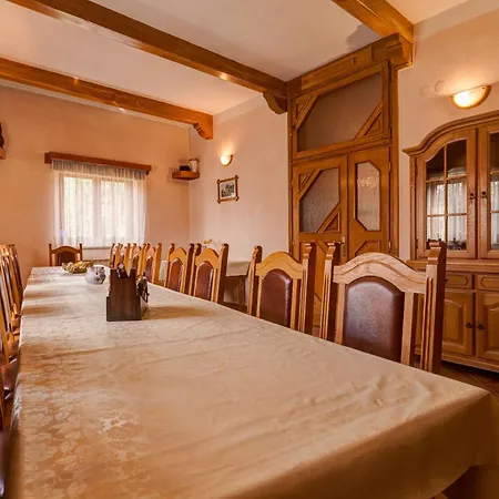 Mirjana Mit Eingezaeuntem Garten * بنجول